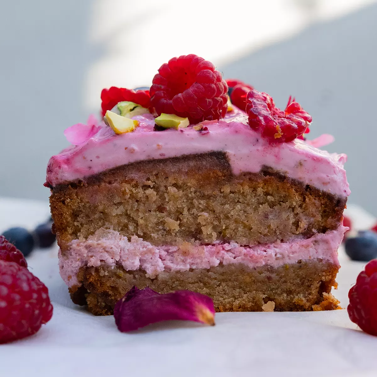 Moelleux pistache, huile d'olive, rose & framboise