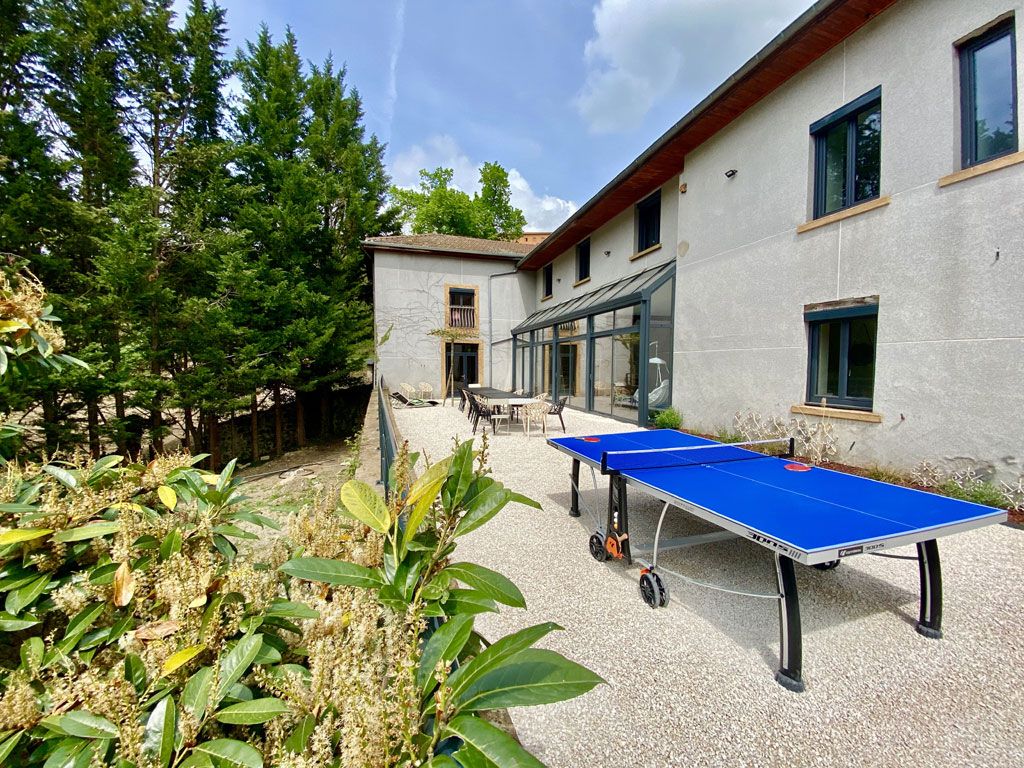 Terrasse et table de ping-pong