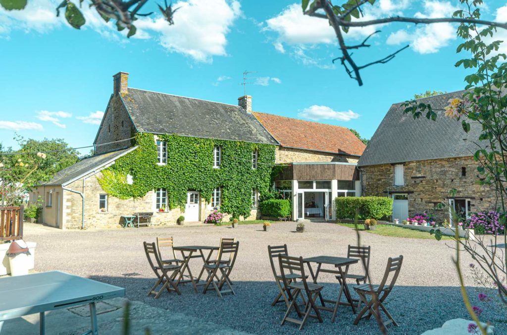 Gîte de 15 personnes avec salon et salle à manger, 6 chambres (3 avec lit double, 2 chambres avec un lit double et 1 lit simple et 1 avec 3 lits simples), 2 salles de bains et 2 WC