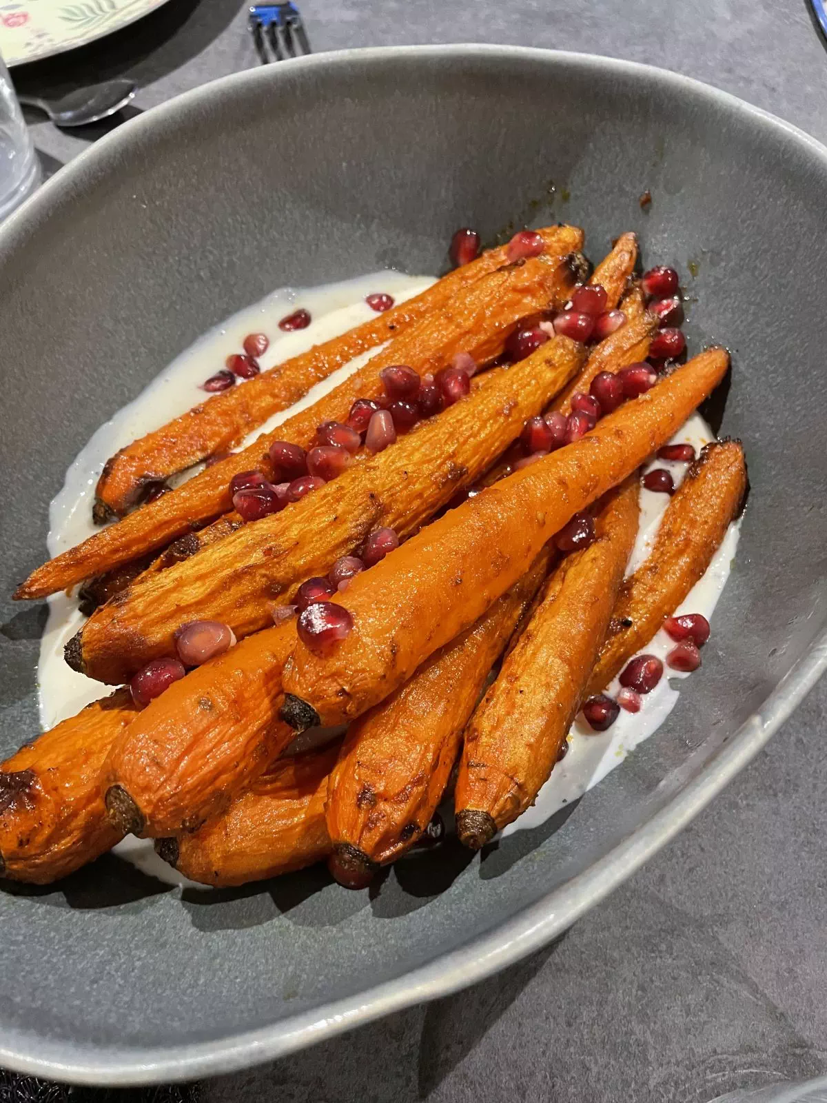 Carottes rôties à la harissa, sur lit de sauce yaourt citronnée