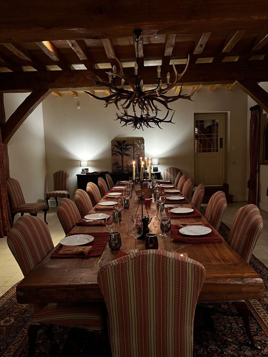 une table d'hôtes pouvant accueillir facilement 16 convives