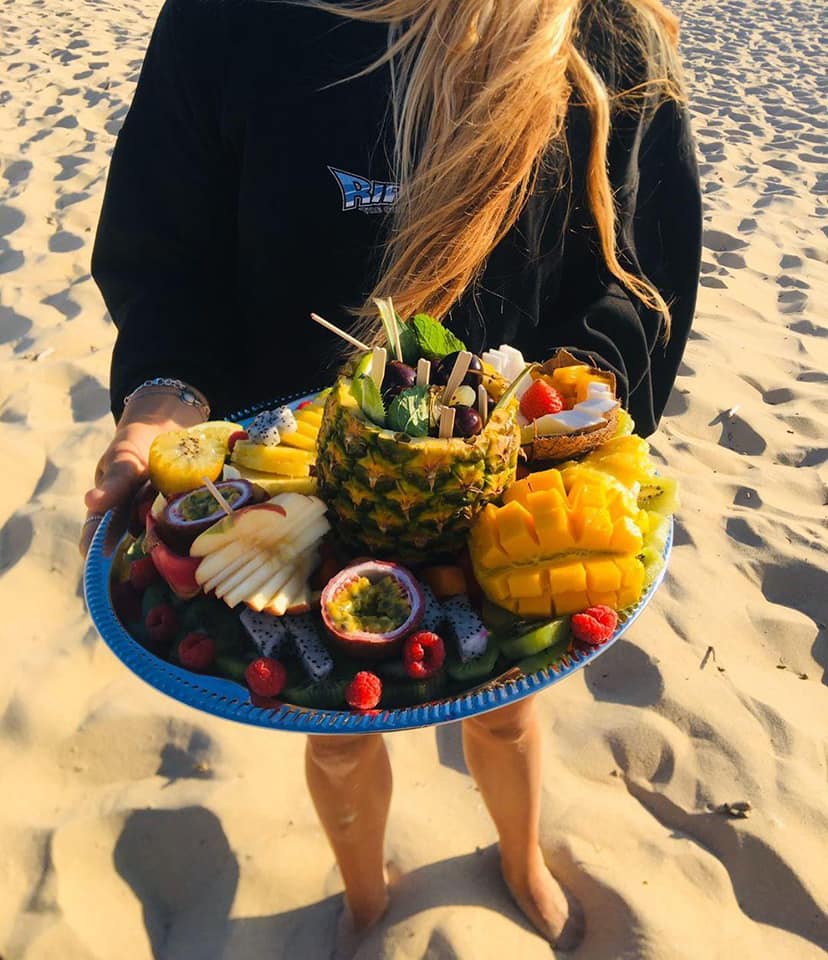 Plateau de fruits coupés sur la plage