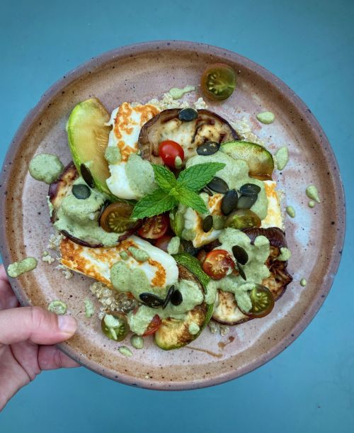 Halloumi et légumes d'été grillés, pesto à la menthe