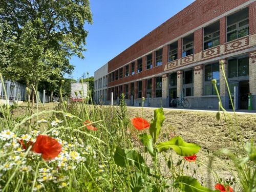 Façade extérieure avec jardin