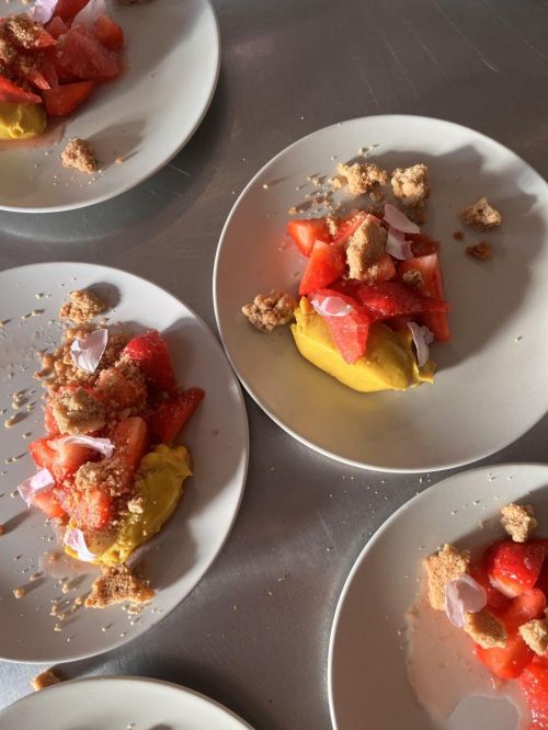 Fraises à la rose, crème de curcuma , éclats de crumble 