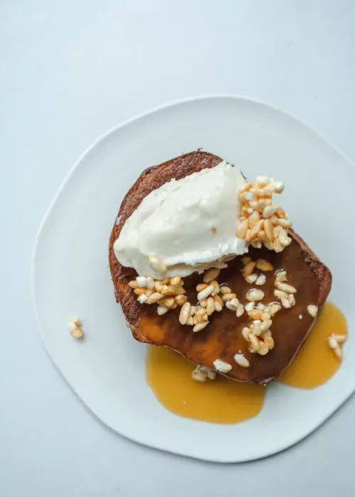 Brioche perdue, caramel au sel fumé, crème de riz