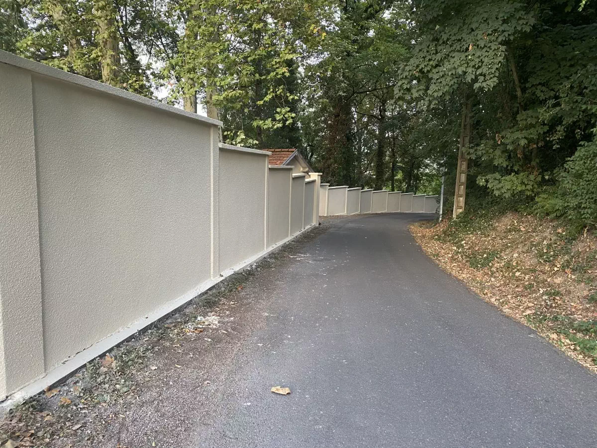 Espaces extérieurs - mur de cloture sur rue