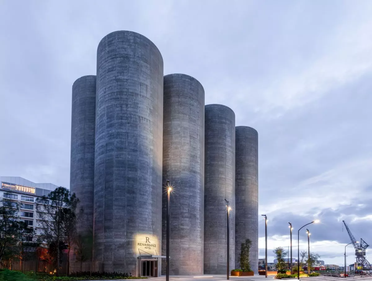 Une entrée spectaculaire par des silos historiques