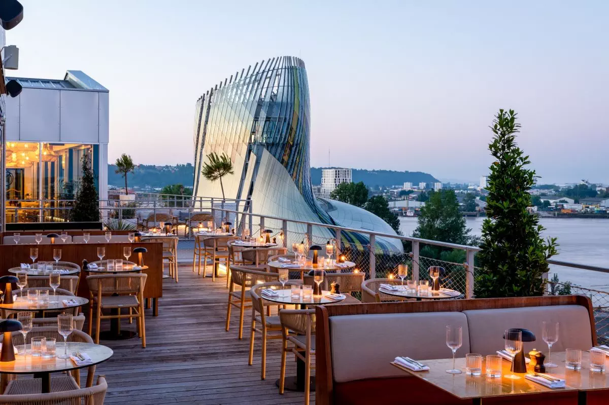 Terrasse en rooftop avec vue sur la Cité du Vin et la Garonne