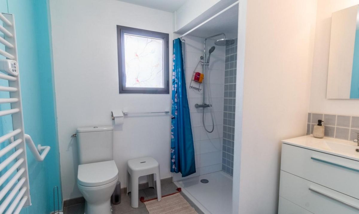 Salle d'eau fonctionnelle et spacieuse, avec une belle douche à l'Italienne