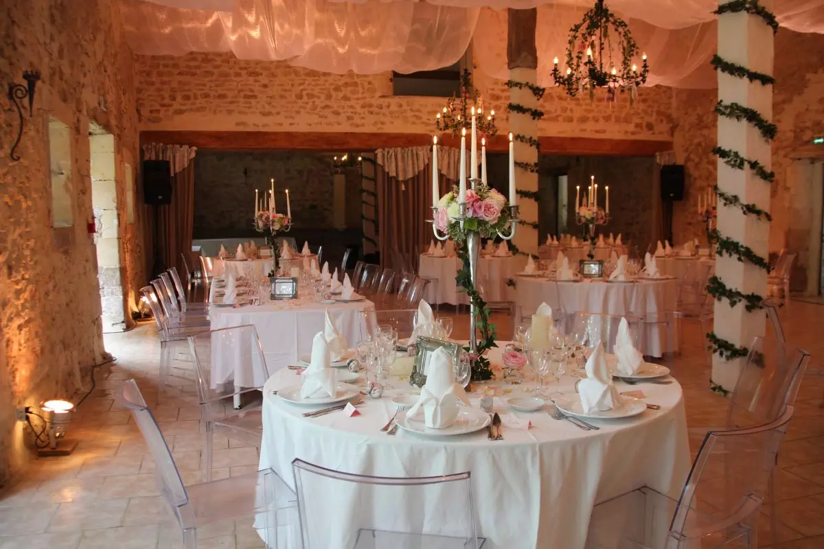 Photo d'un événement type mariage ou diner de gala dans la salle de réception 