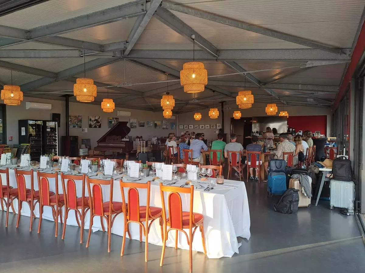 Événement professionnel au Château Réaut dans une salle lumineuse et élégante, offrant une vue imprenable, avec une disposition conviviale pour repas, échanges et réseautage.