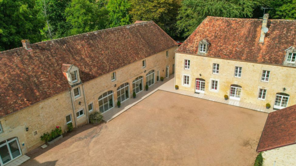 domaine près de falaise et sa cour intérieur pour un séminaire en pleine nature