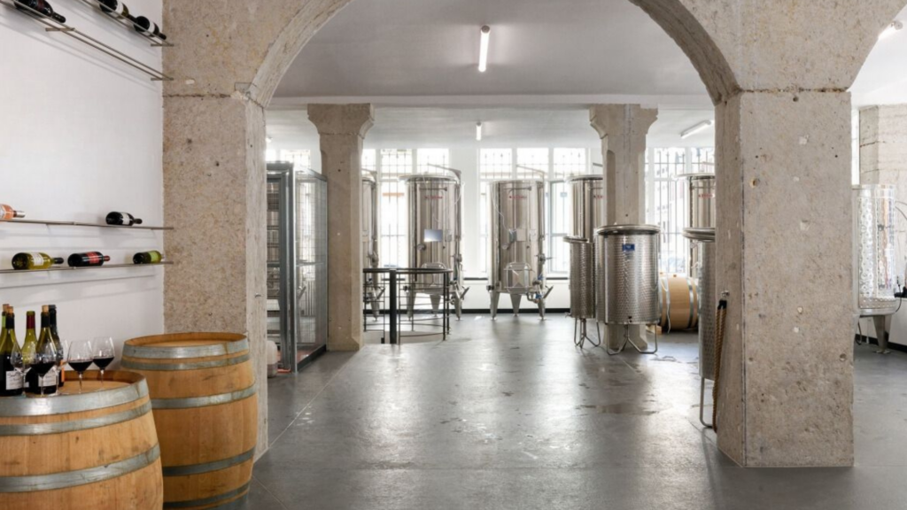 Salle de réception dans les chais de vinification moderne de Lyon