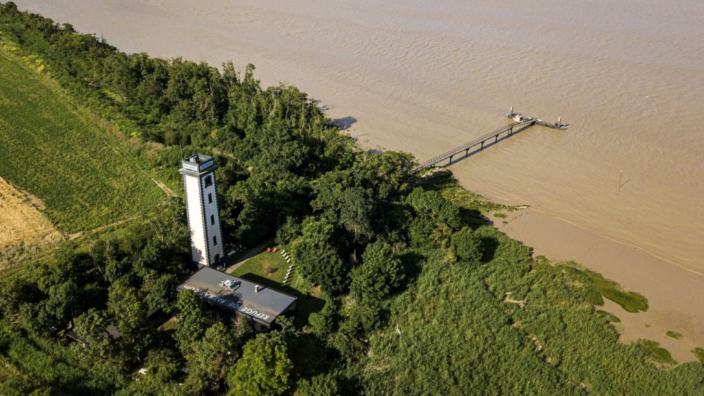 le phare vue du ciel, entouré d'eau