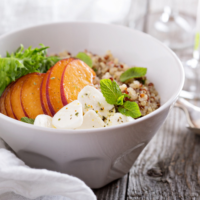 recettes fraîcheur : Salade de quinoa à la pêche et à la mozzarella
