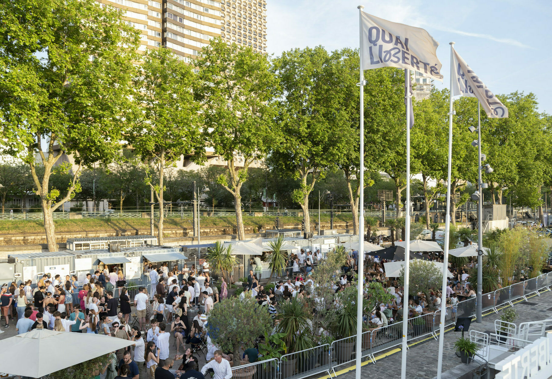 quai liberte crowded