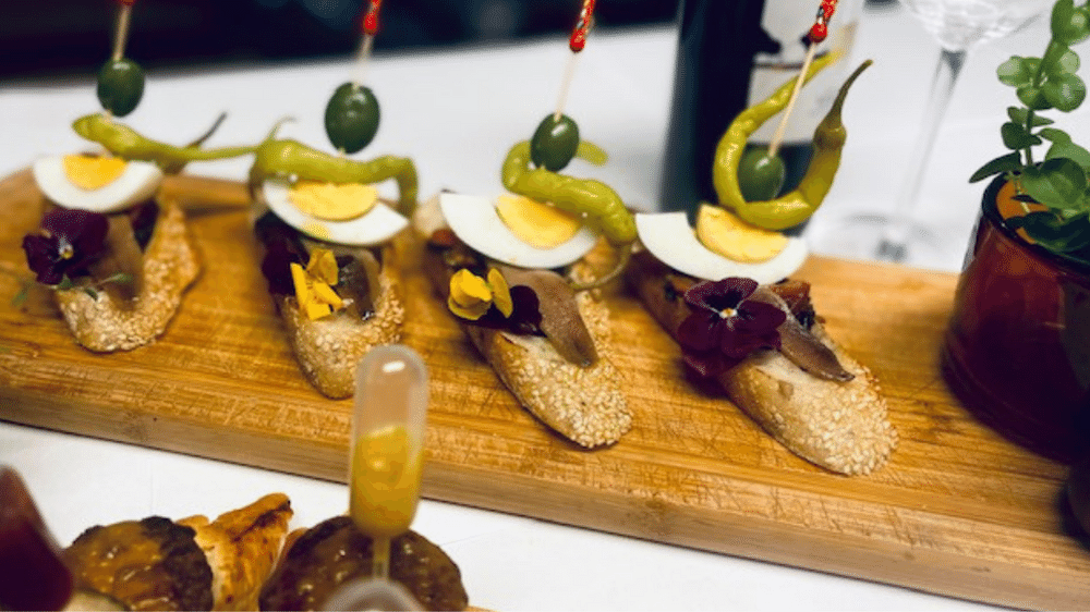 Plateau de pinchos avec des produits frais et de saison