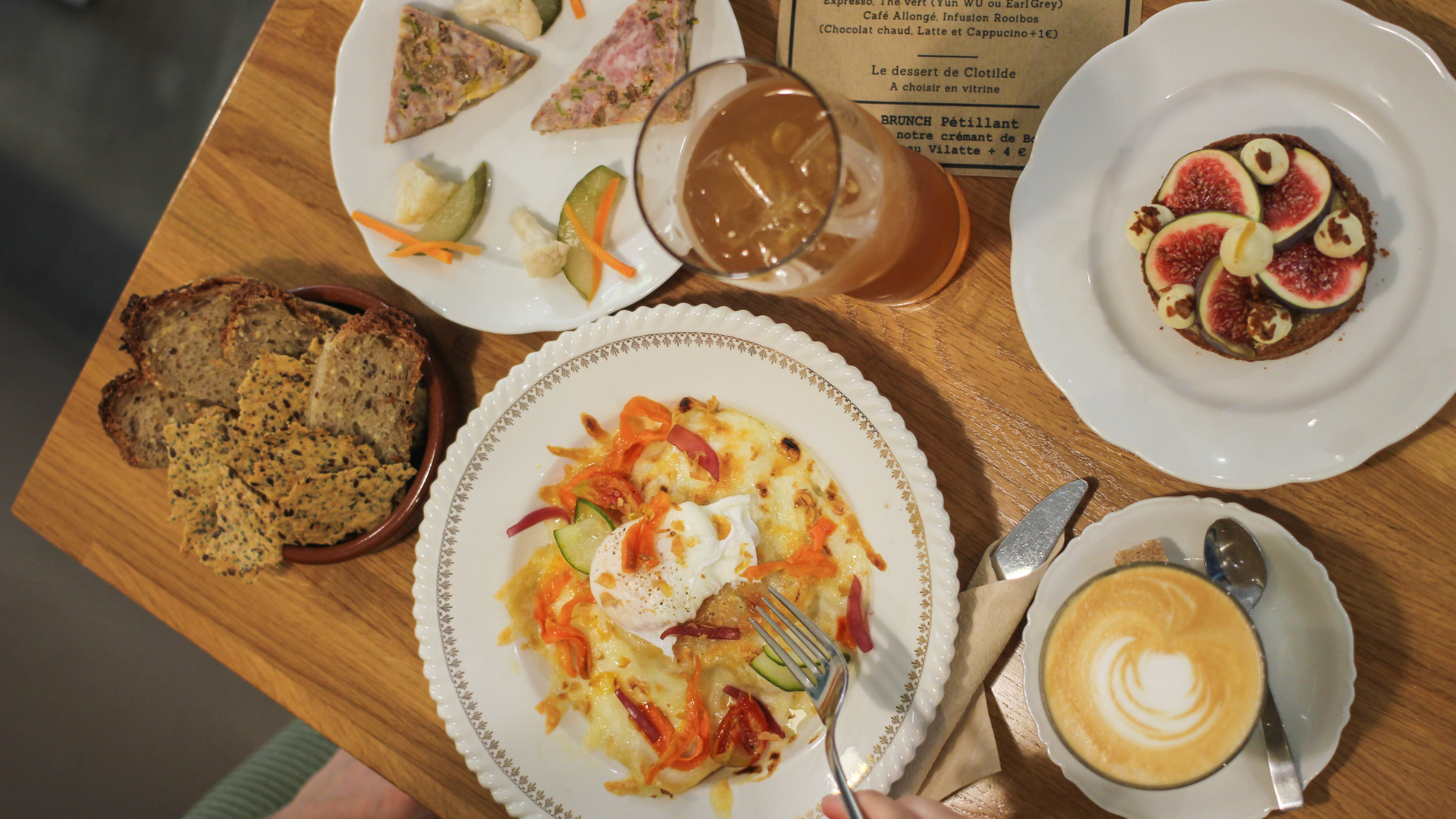 Table de brunch avec jus thé glacé maison, tarte aux figues et terrine de campagne