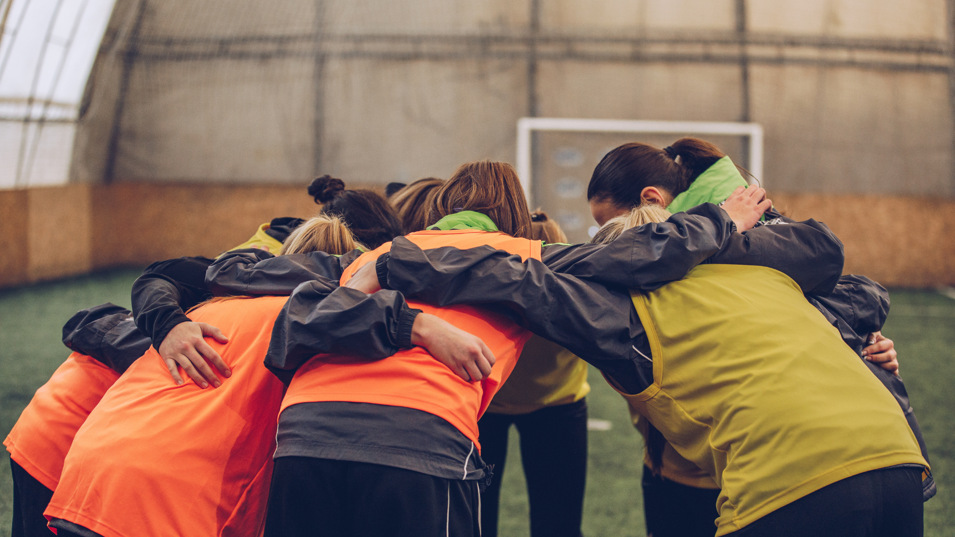 Jeu d'équipe pendant teambuilding en train de se concerter sur un terrain