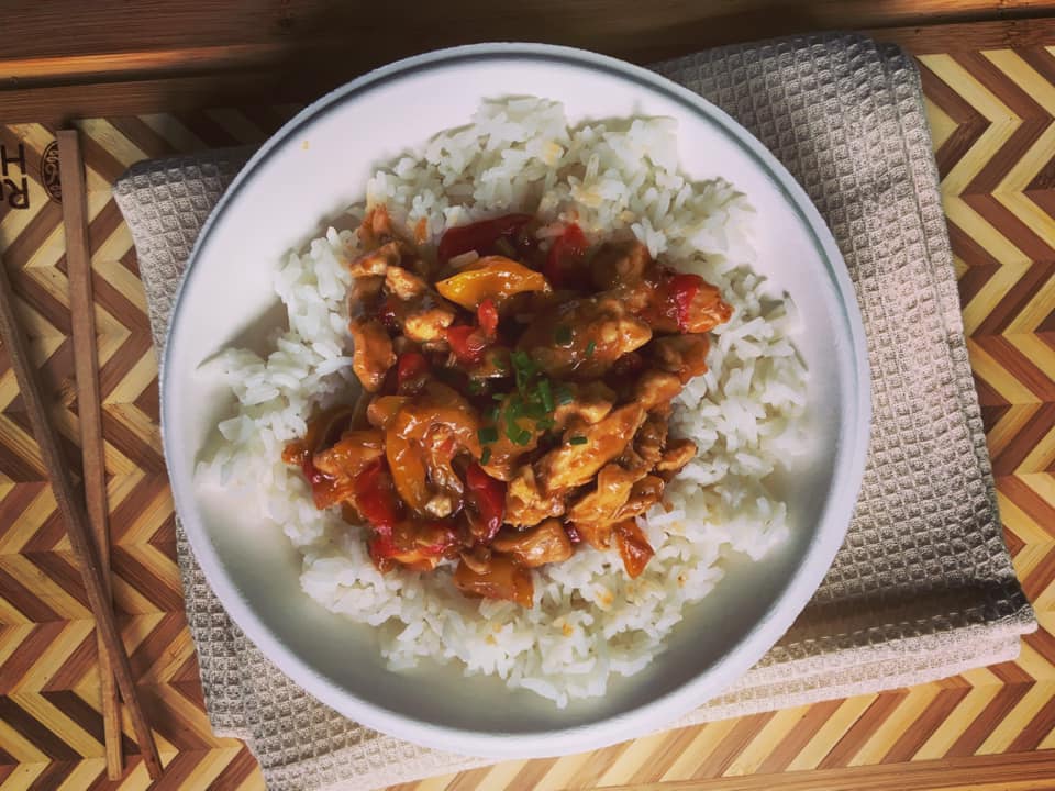 un plat au riz et poulet épicé de chez capucine cuisine mobile