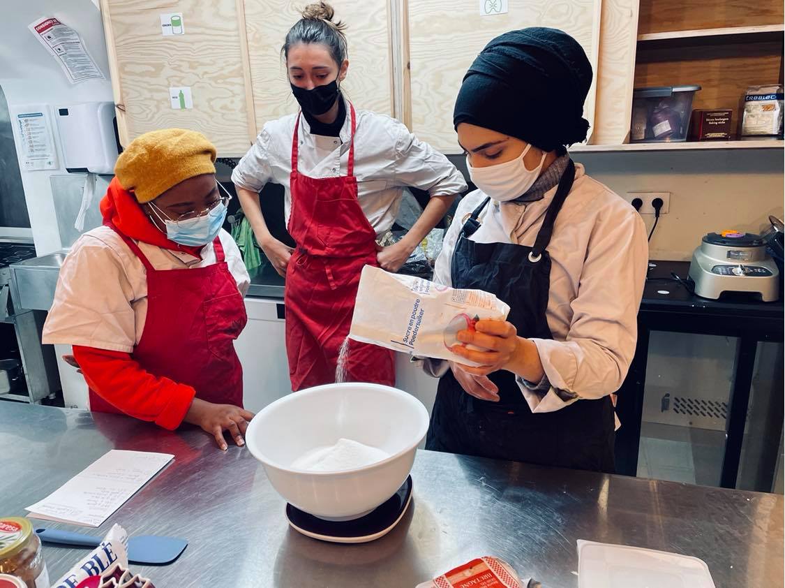 jeunes qui cuisinent à l'association entr-autres : traiteur écoresponsable Entr-autres
