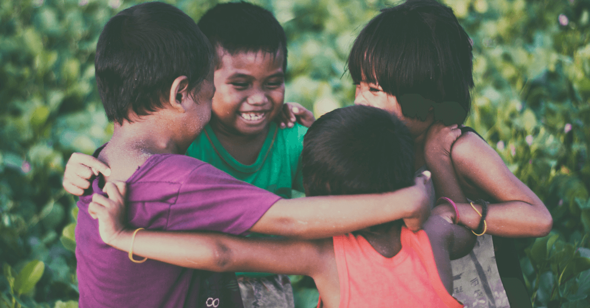 Enfants heureux se faisant un calin
