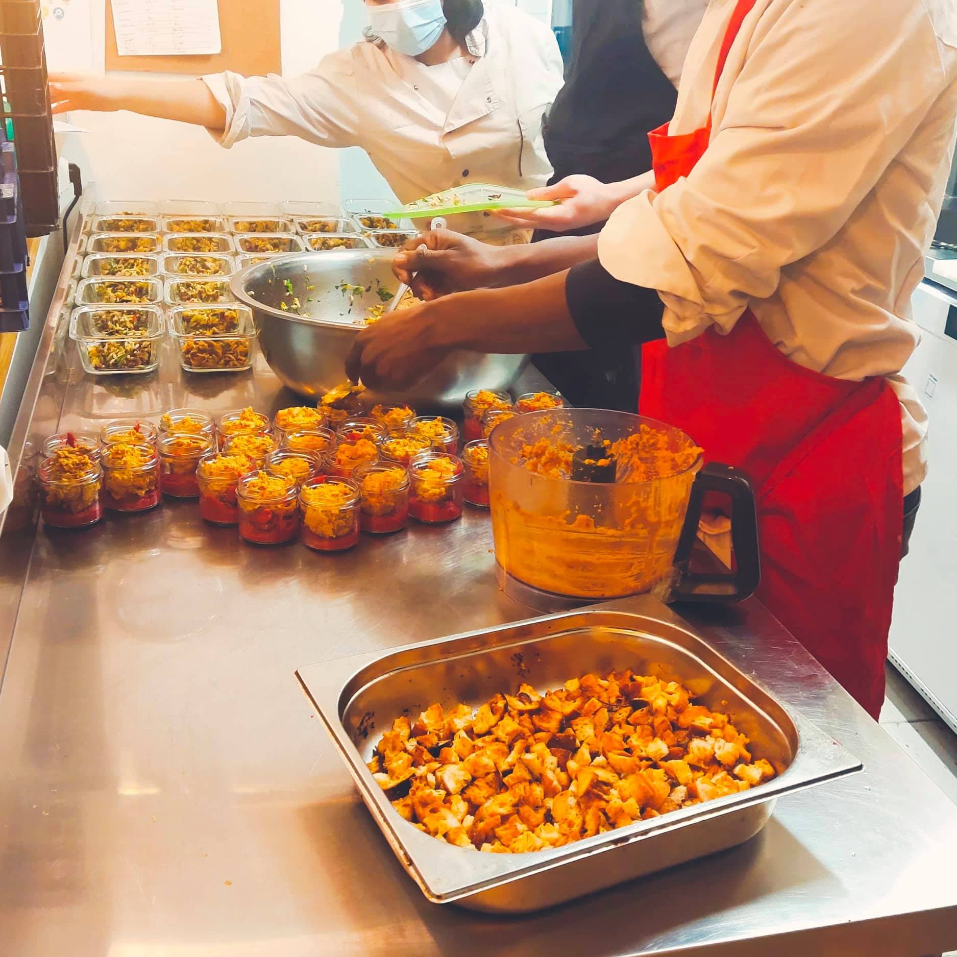 jeunes qui cuisinent à l'association entr-autres : traiteur écoresponsable Entr-autres