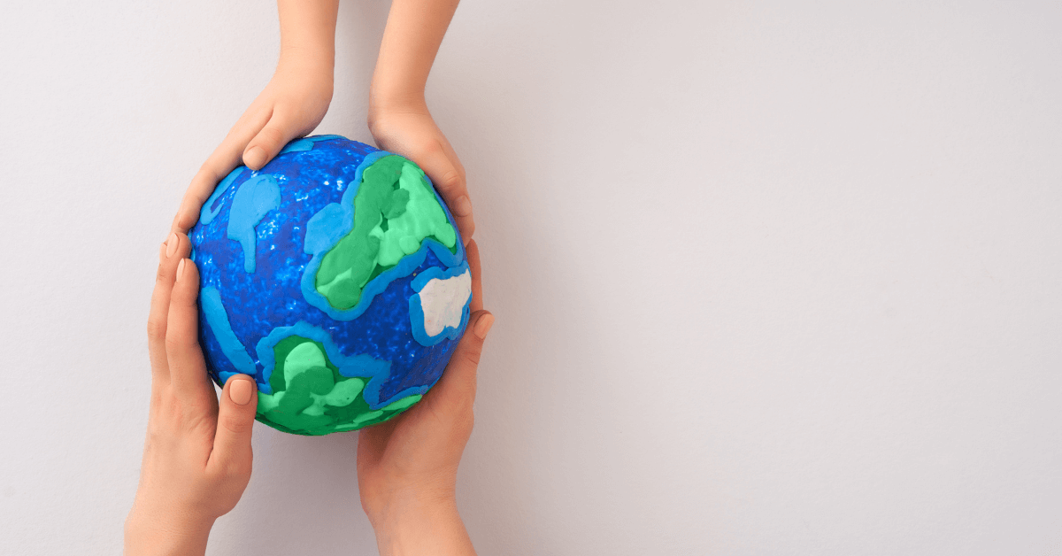 Planète terre tenue dans les mains : Se former à l'écologie : 5 ressources et webinaires gratuits pour renforcer son engagement !