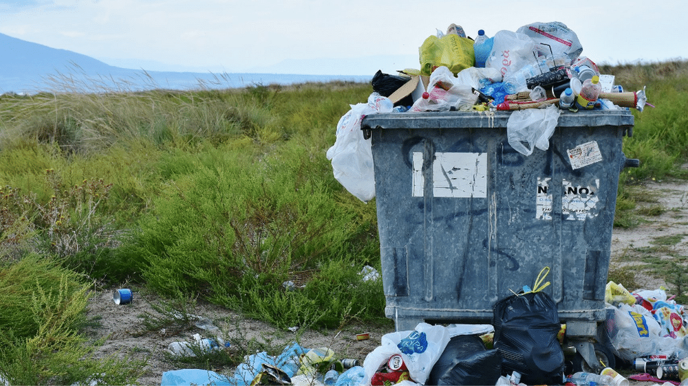 Déchets plastiques entassés dans un poubelle : recycler plastique événement