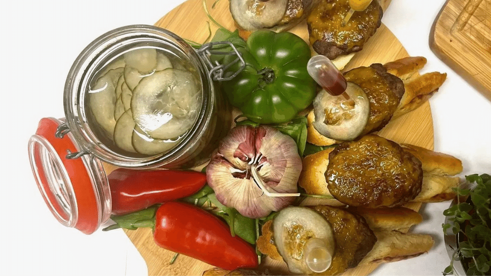 Plateau apéritif avec ail confit et croutons de pain