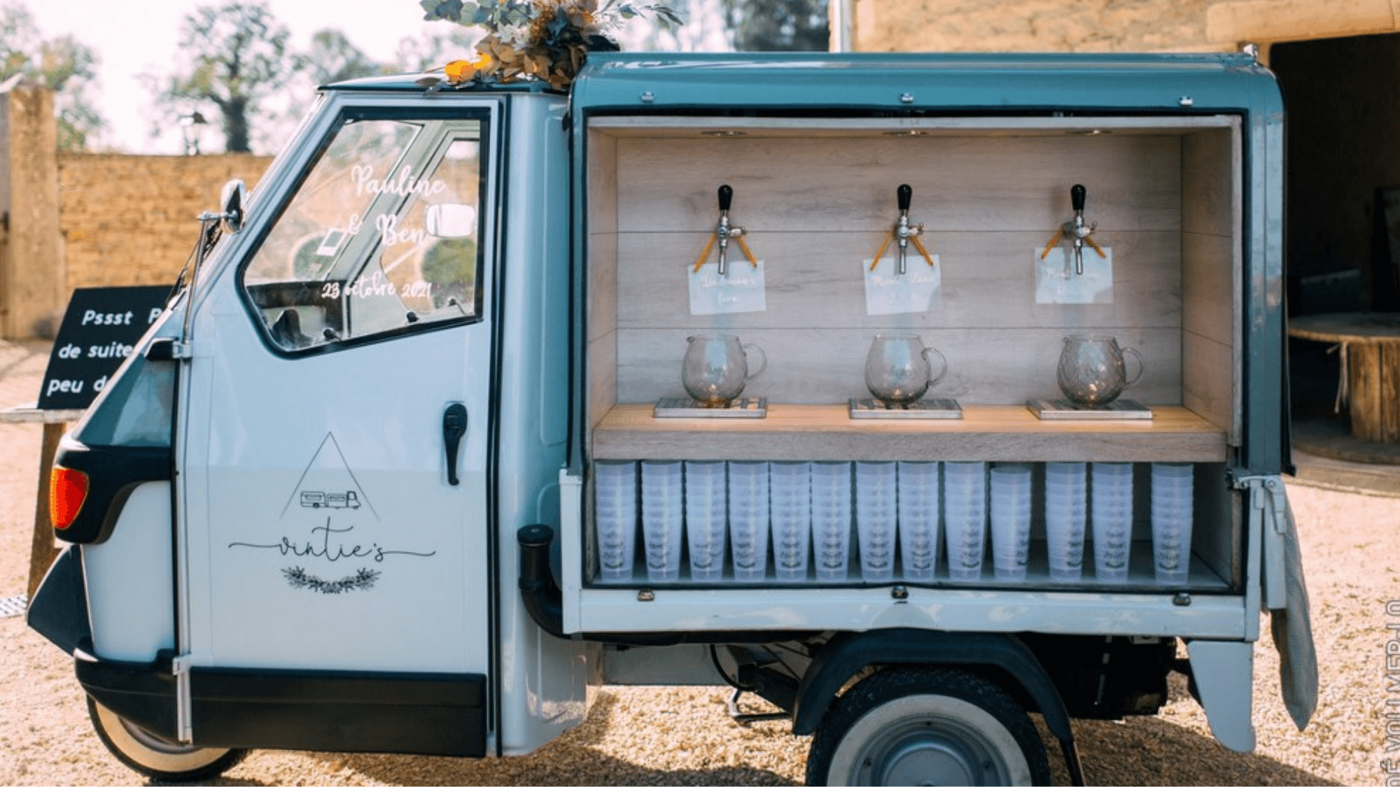 une caravane ouverte pour servir les invités