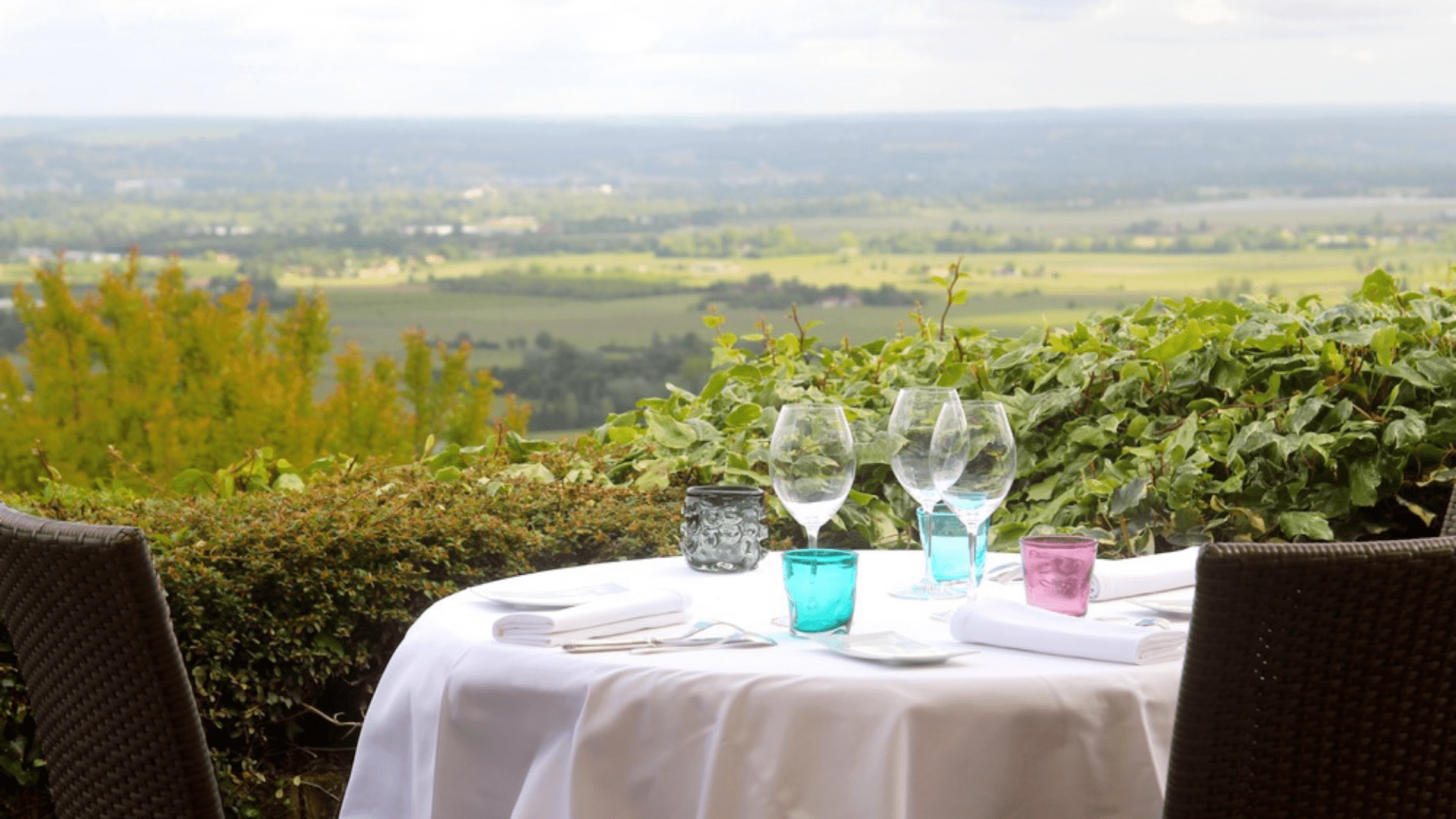 Paysage avec table pour déjeuner