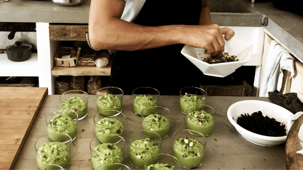 Mains d'un cuisiner qui prépare des verrines