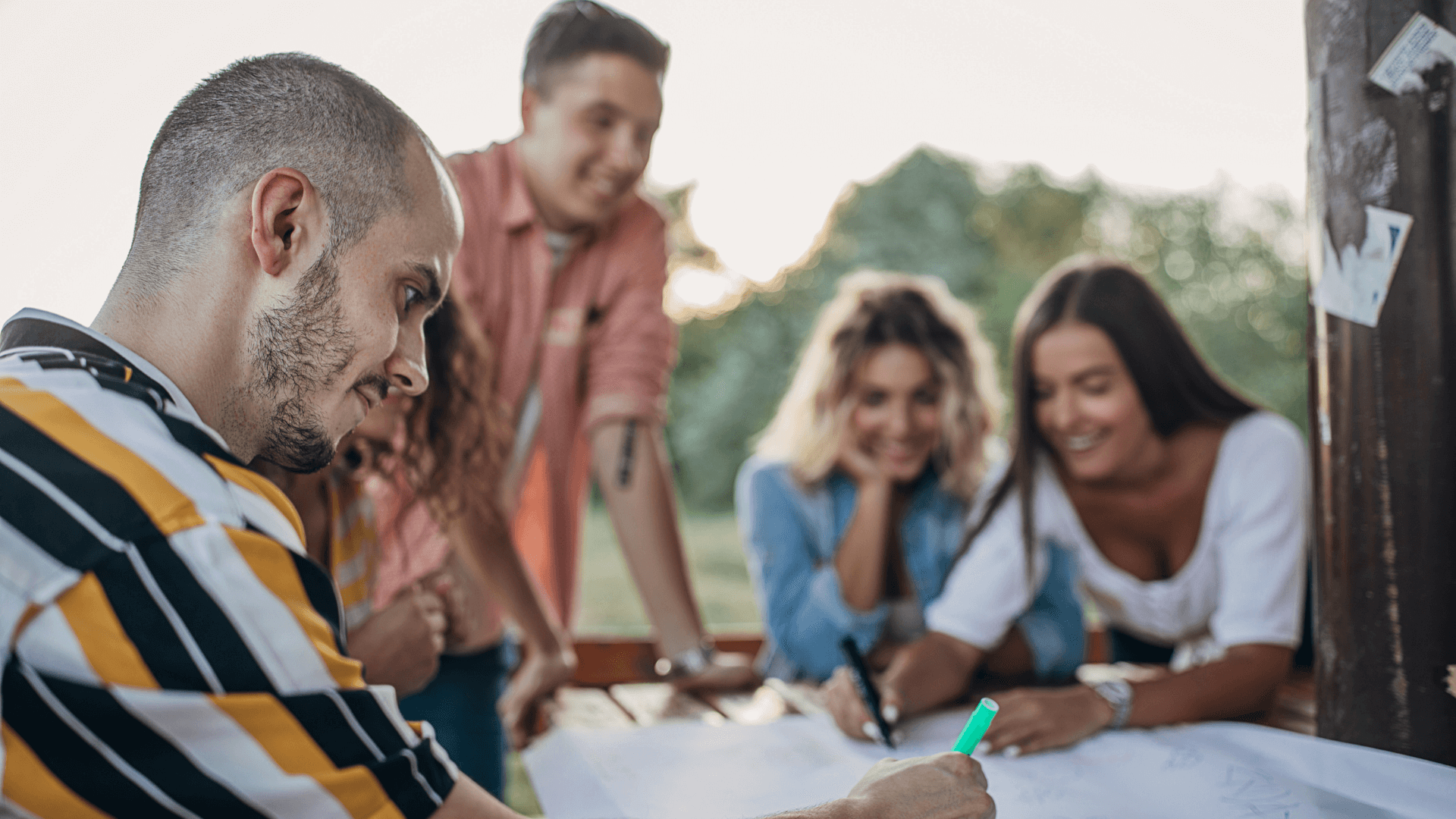 Groupe de personnes en train de rigoler sur une table