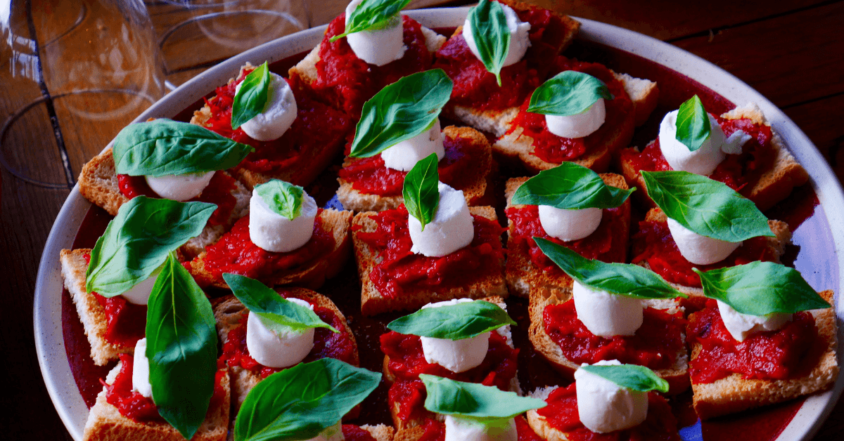 Apéritif dinatoire rouge et blanc : Cocktail dinatoire intérieur