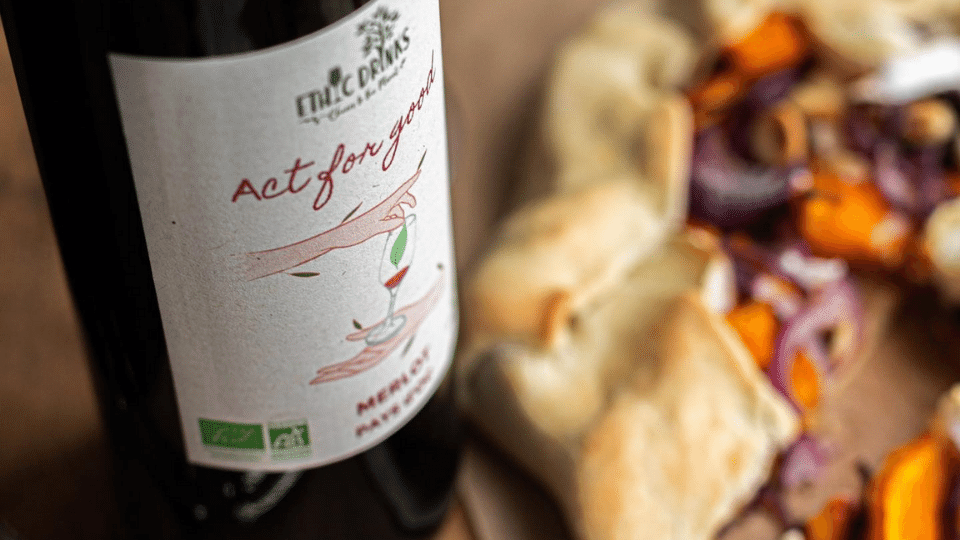 Bouteille de vin et tarte aux légumes d'automne