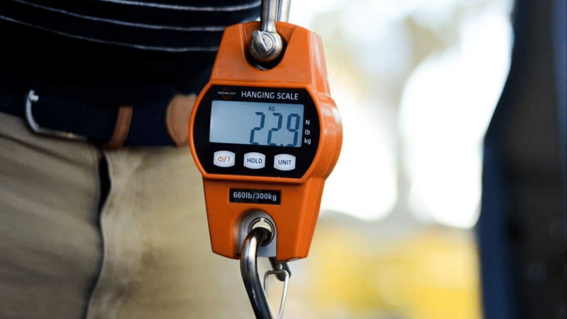 Balance qui pèse un sac poubelle