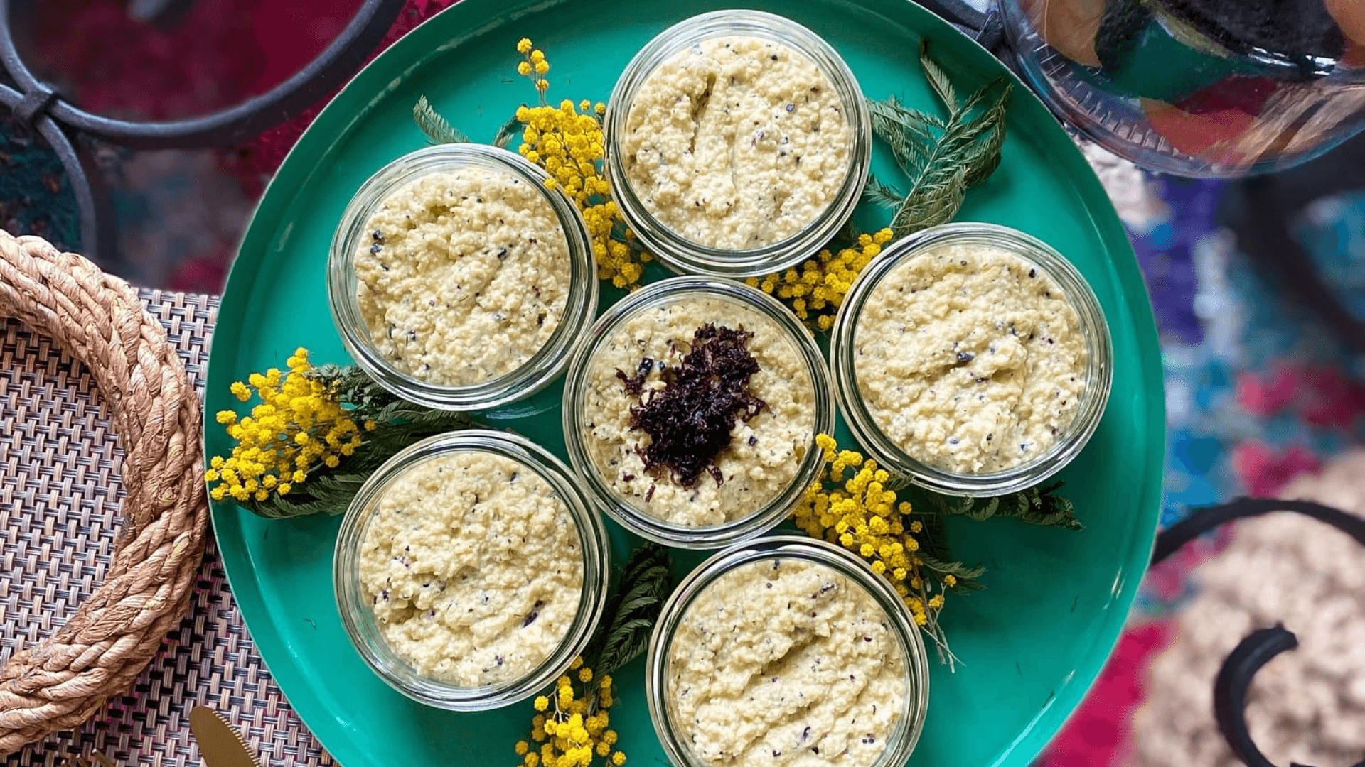 Plateau vert avec verrines jaunes et branches de mimosa