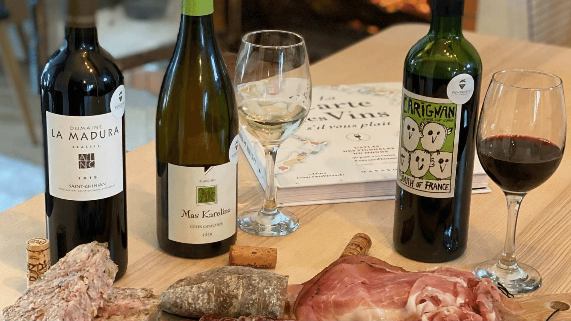 Bouteilles de vin et planche de charcuterie