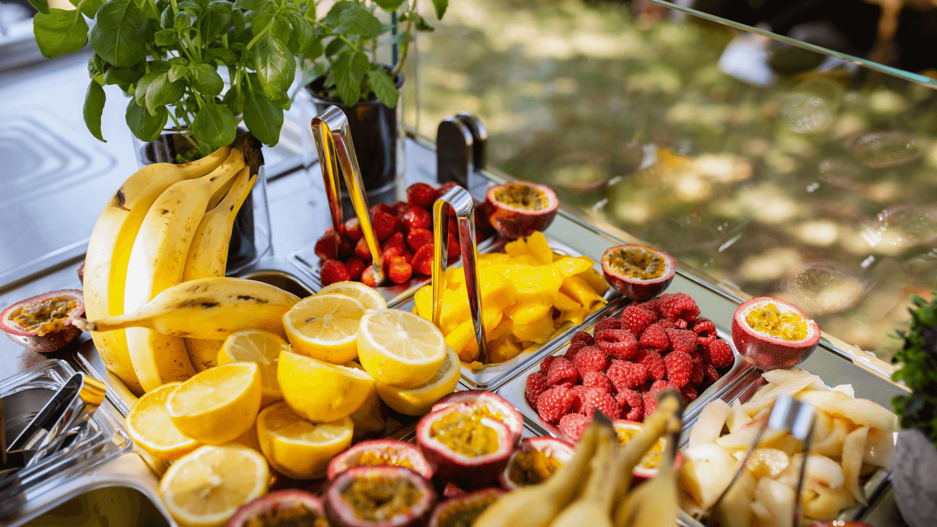 Plateau de fruits fraichement coupés