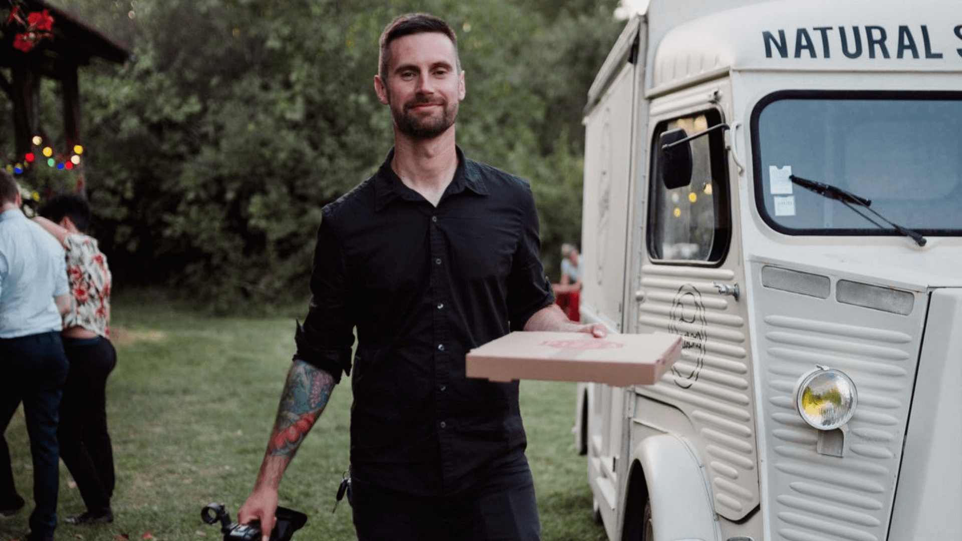 Le vidéaste avec sa caméra lors d'un événement : Stop Eject FIlms vidéaste événements