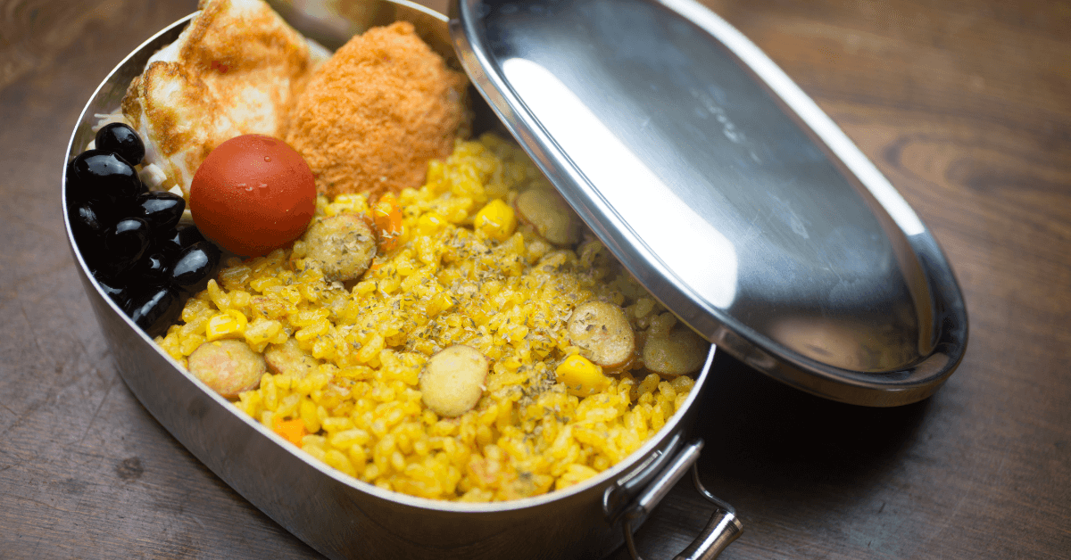Poulet au curry préparé par un restaurant