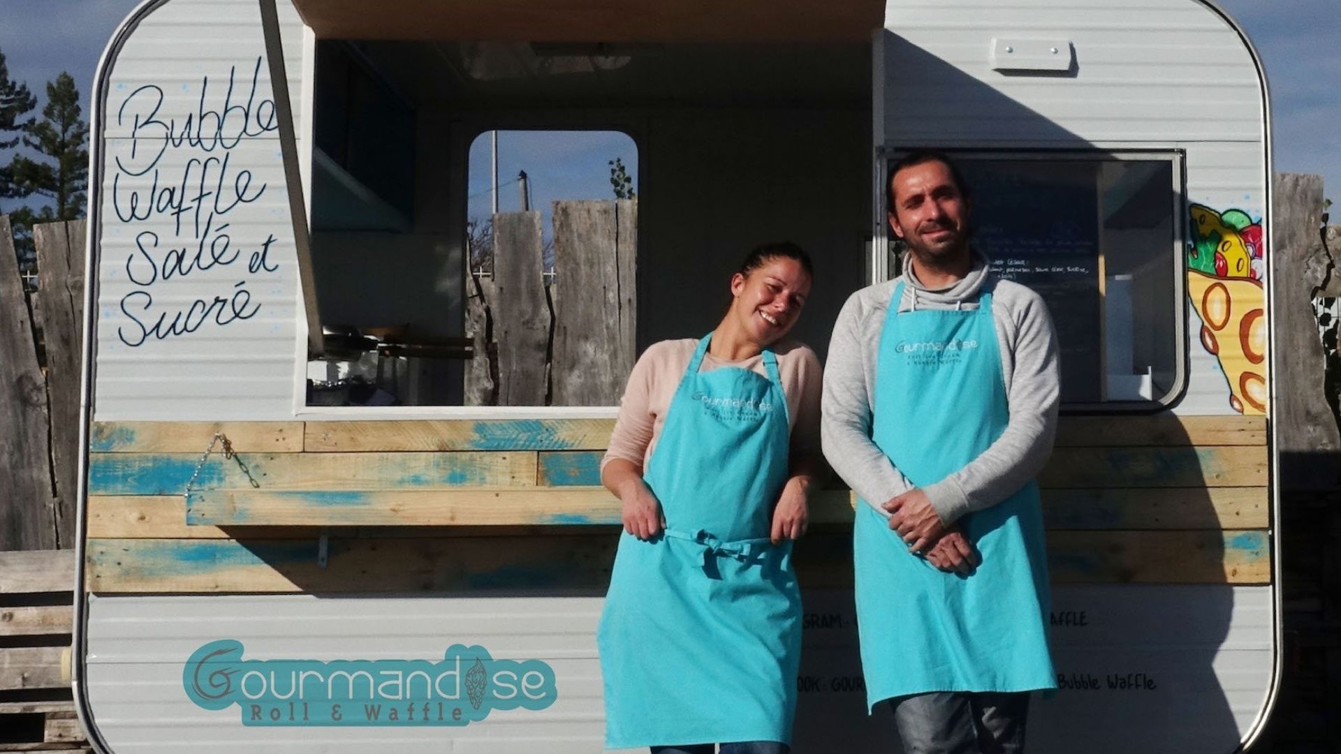food truck avec un homme et une femme juste devant