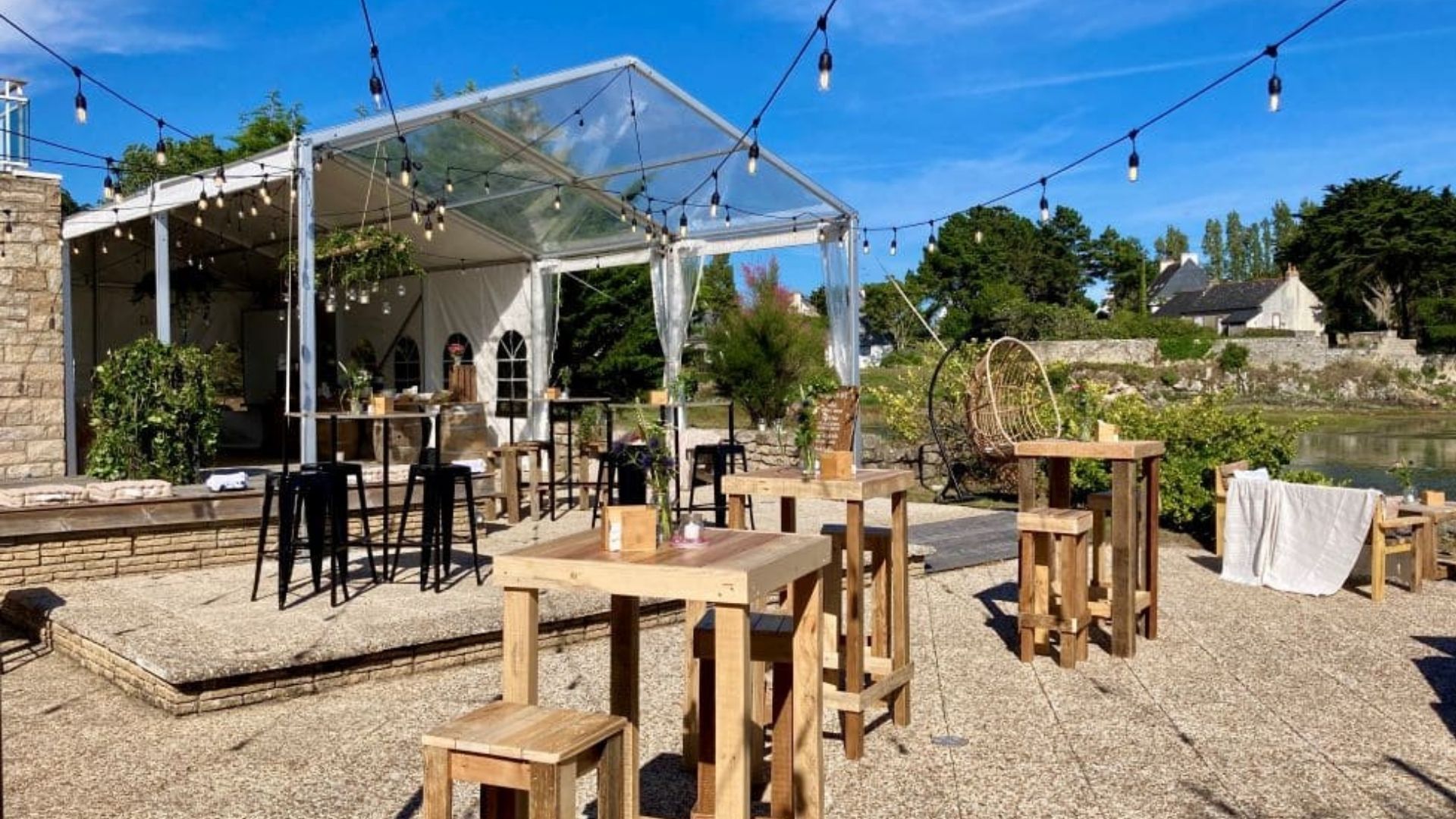 photo de décoration et meubles en bois à l'extérieur 