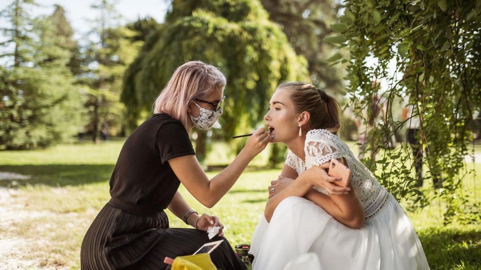 femme qui est en train de maquiller une future mariée 