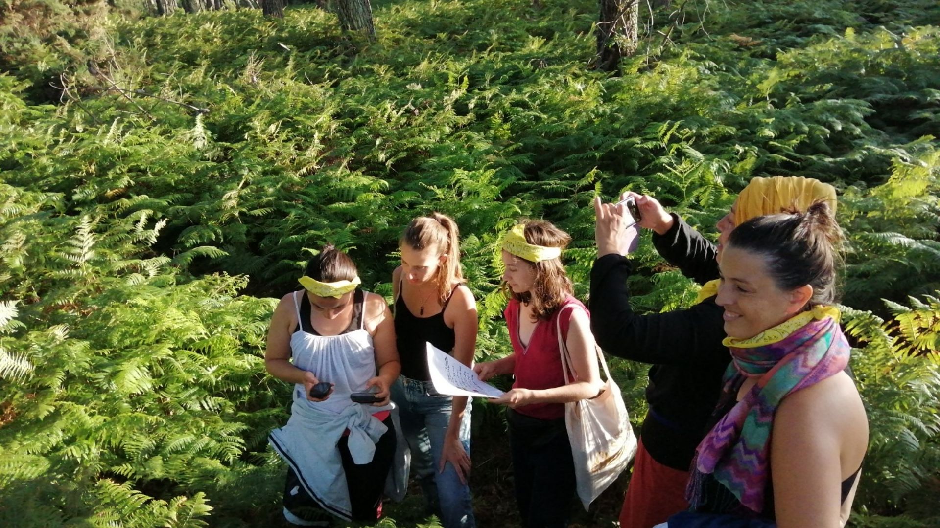 personnes qui sont en train de faire un escape game grandeur nature au milieu des arbres 