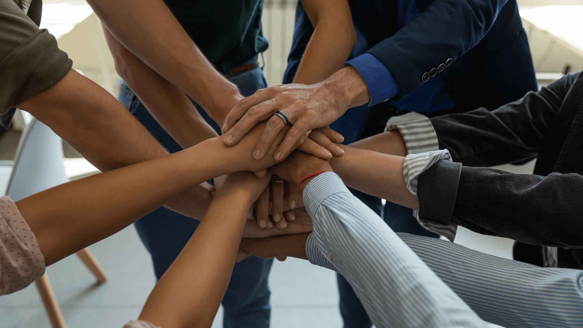Des mains de toutes les couleurs