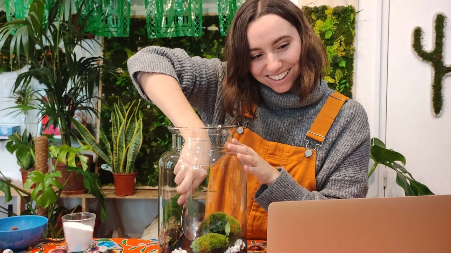 femme qui est en train de faire un terrarium 