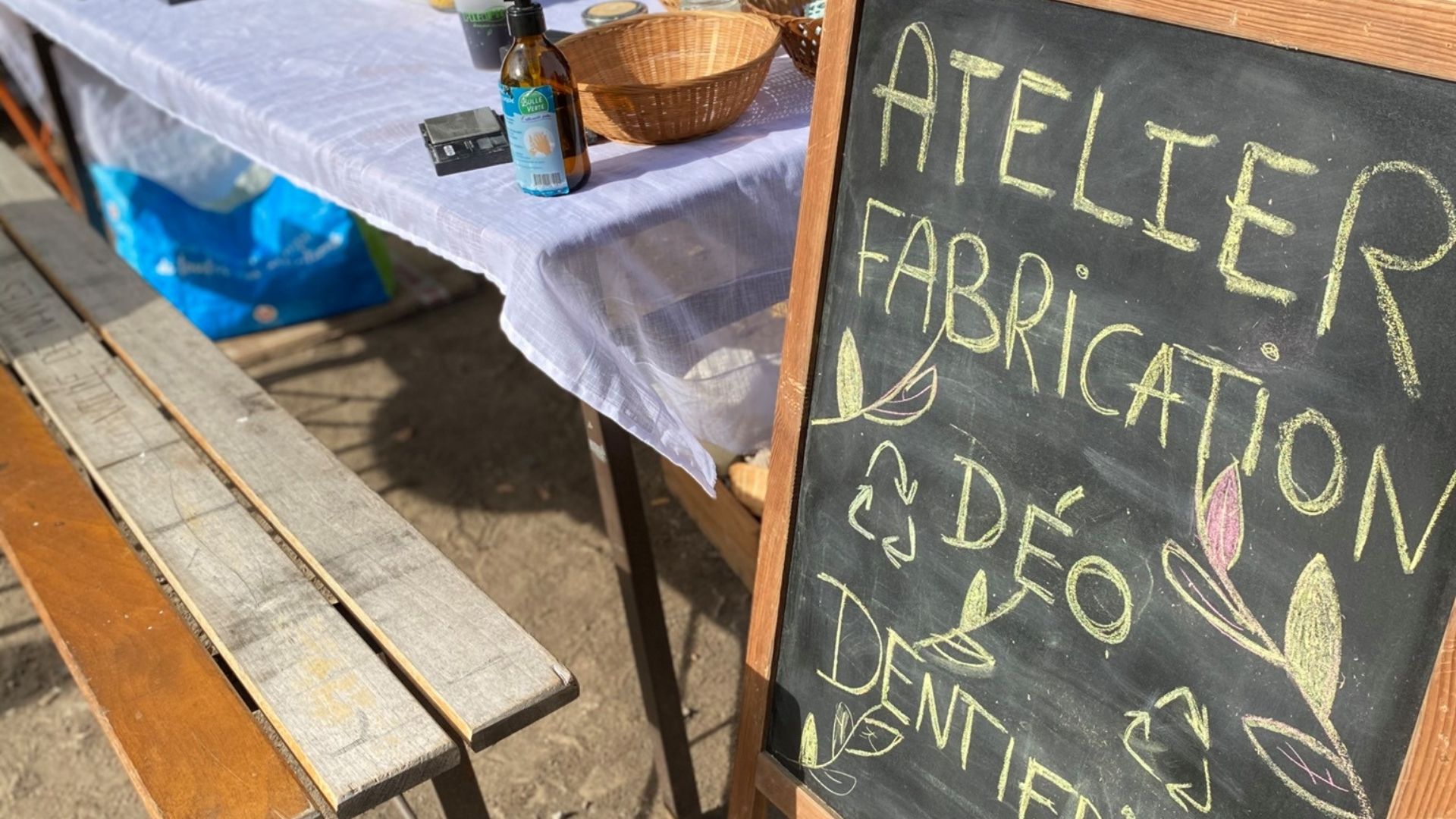 tableau avec écrit dessus : ateliers 0 déchet à faire soi-même